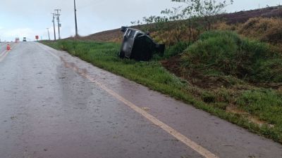 Volvo XC60 capota às margens da PR-486 em Cascavel