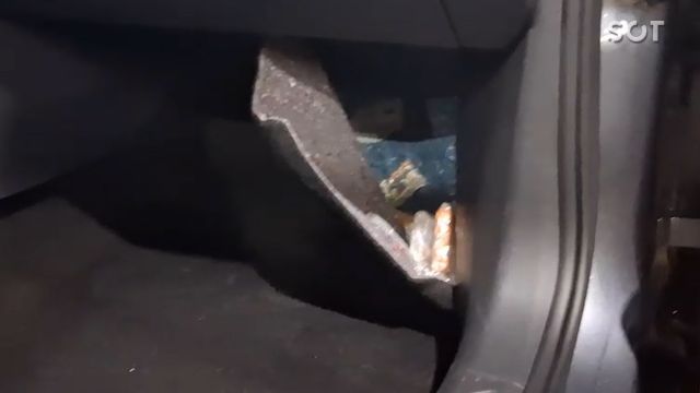 PRF apreende medicamentos estrangeiros sem registro escondidos sob carpete de carro na BR-277 em Cascavel