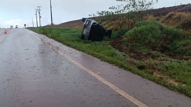 Volvo XC60 capota às margens da PR-486 em Cascavel