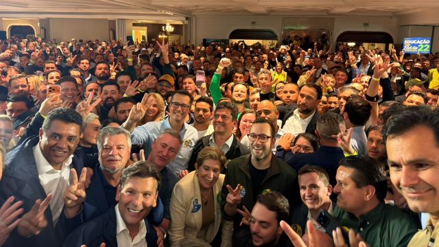 Moro reúne 230 prefeitos e quase 3 mil pessoas em evento pró-Flávio em Curitiba