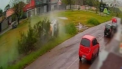 Jovem fica ferido após Peugeot Hoggar capotar no Bairro Parque Verde, em Cascavel