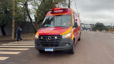 Colisão entre Fiat Uno e scooter elétrica deixa mulher ferida no Brasmadeira, em Cascavel