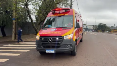 Colisão entre Fiat Uno e scooter elétrica deixa mulher ferida no Brasmadeira, em Cascavel