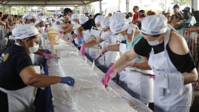 Cascavel comemora aniversário de 75 anos com bolo de 75 metros