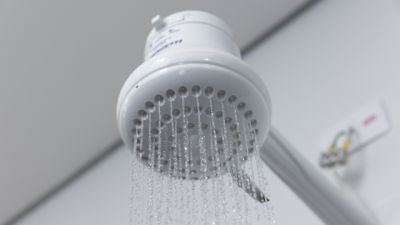 Reduzir banho diário para 6 minutos economiza 3.240 litros de água por mês