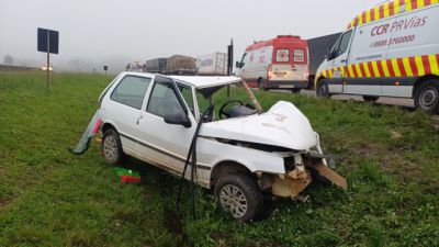 Caminhão tomba após tentar desviar de Fiat Uno na contramão e interdita BR-376 em Ponta Grossa