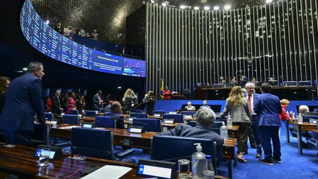 Senado aprova PEC que acaba com escala 6x1 e reduz jornada para 40 horas