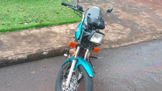 Motocicleta furtada é abandonada por dois indivíduos no bairro Santa Cruz, em Cascavel