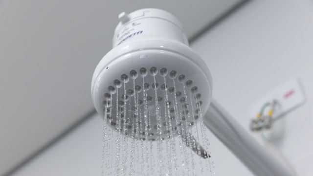 Reduzir banho diário para 6 minutos economiza 3.240 litros de água por mês