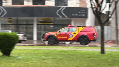 Perseguição policial com tiros provoca acidentes e deixa pessoa baleada em Cascavel