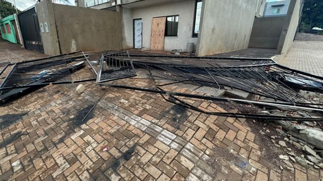 Homem é preso suspeito de furtar portão de obra no bairro Santa Cruz, em Cascavel