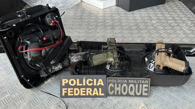 PF apreende quatro pistolas escondidas em caixas de som em Cascavel