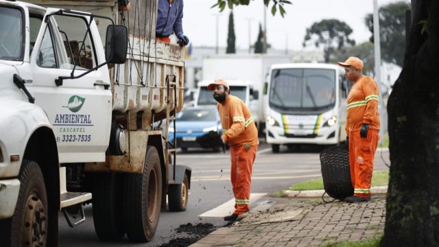 Prefeitura faz força-tarefa para desobstruir bueiros para minimizar impactos das chuvas em Cascavel