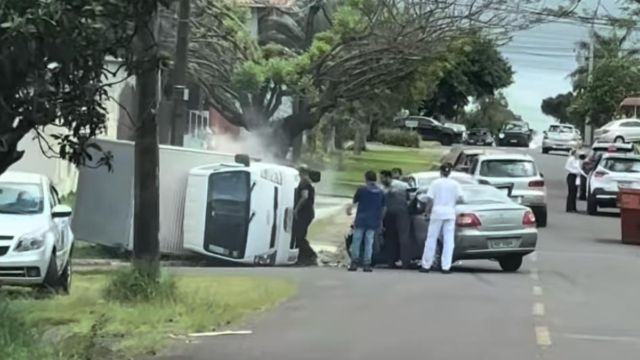 Kia Bongo avança preferencial, bate em Siena e tomba em cruzamento de Cascavel