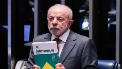 Lula faz campanha em MG e celebra fim da jornada 6x1