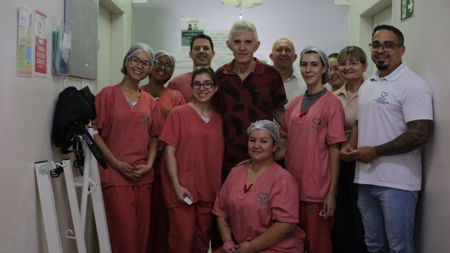 Paciente volta a andar e retorna à Hoesp/Hospital Bom Jesus para agradecer à equipe