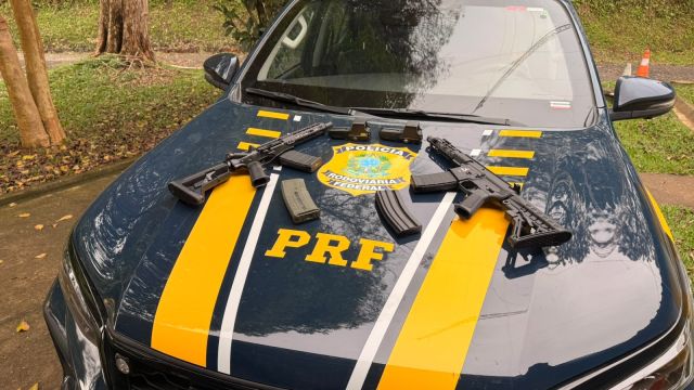 PRF apreende dois fuzis escondidos em painel de carro em Ponta Grossa (PR)
