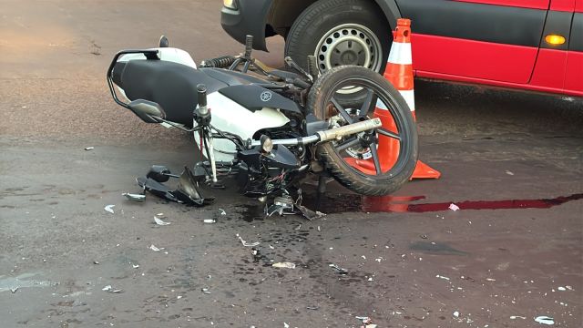 Casal fica ferido em forte colisão entre moto e Ford Fiesta no Jardim Belmonte em Cascavel