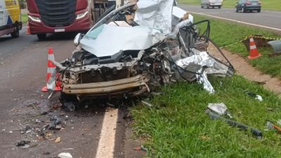 Dois homens morrem após Corolla invadir pista e bater de frente com carreta na BR-163, em Toledo