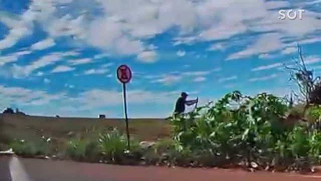 Câmera registra descarte irregular de entulhos em rotatória no bairro Bela Vista em Cascavel