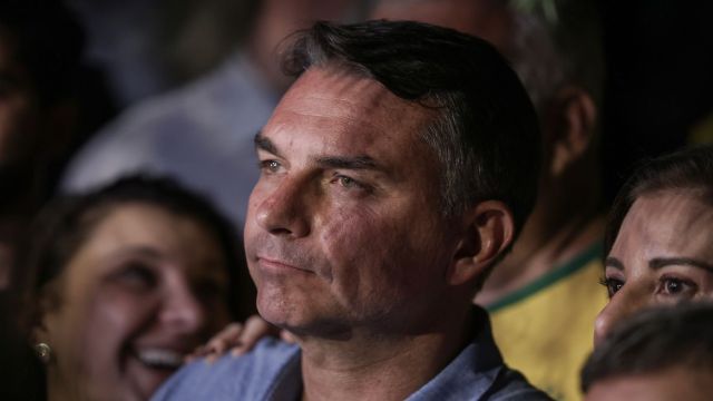 Em sabatina, Flávio não explica propostas e faz acusações sem provas