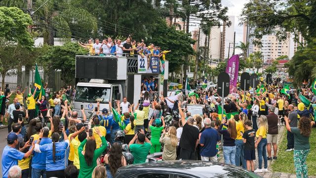 Multidão toma Curitiba em carreata por Flávio Bolsonaro com Moro e governadores do Sul