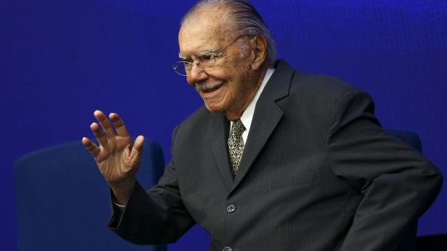 José Sarney recebe alta hospitalar após nove dias de internação