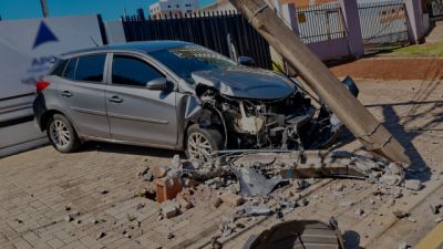 Carro destrói poste após motorista perder controle ao desviar de motociclista em Cascavel