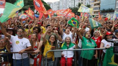 Ato em apoio à democracia e a Lula reúne milhares no Rio e Brasília