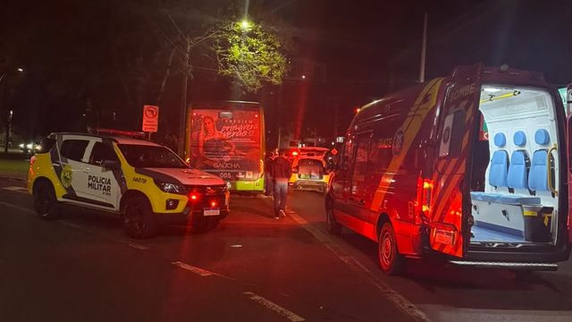 Ônibus e motocicleta colidem após conversão proibida na Avenida Brasil, em Cascavel