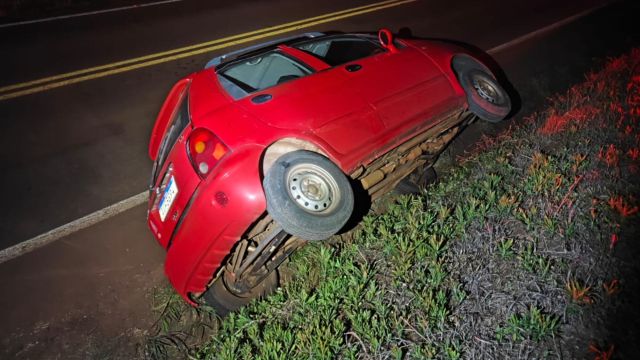 Carro sai da pista e bate contra barranco na PR-239, em Quatro Pontes