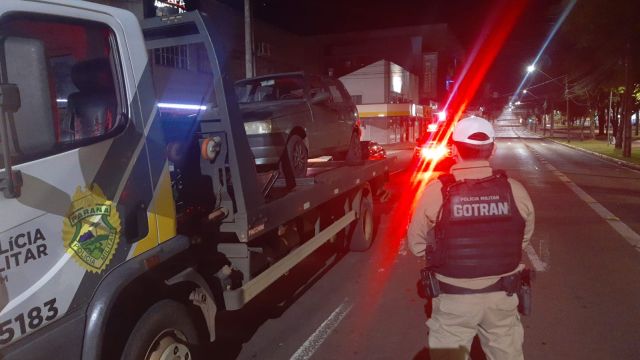 Fiat Uno é apreendido com condutor inabilitado e débitos de cerca de R$ 4 mil, no Centro de Cascavel
