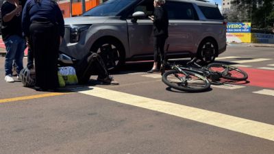 Ciclista fica ferido após colisão com carro no Centro de Cascavel