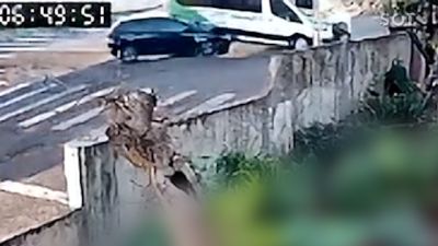 Van da saúde tomba após colisão com Onix no Bairro Parque São Paulo, em Cascavel