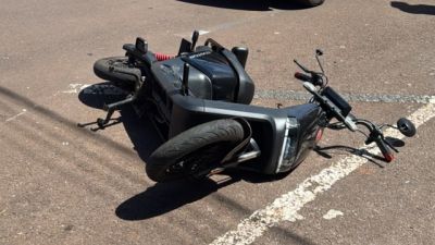 Mulher fica gravemente ferida após moto elétrica ser arrastada por carro em Cascavel