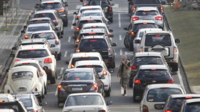 Redução do IPVA e boom dos elétricos: Paraná se aproxima da marca de 9,5 milhões de veículos ativos