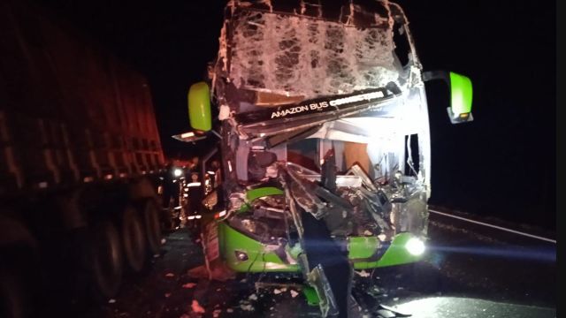 Motorista de ônibus morre após colisão traseira com caminhão na BR-376, em Ponta Grossa