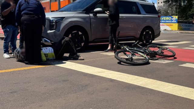 Ciclista fica ferido após colisão com carro na região central de Cascavel