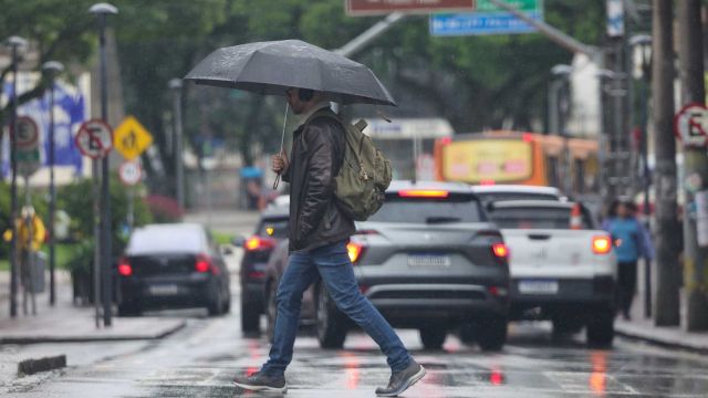 Massa de ar polar perde força e chuvas voltam ao Paraná quarta-feira, prevê o Simepar
