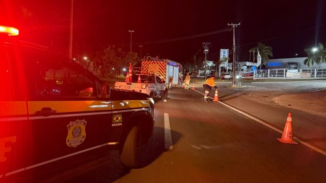 Dois homens morrem após motocicleta bater na traseira de caminhão na BR-369, em Cambé