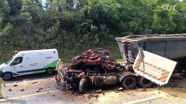 Homem de 42 anos morre em colisão entre dois caminhões na BR-277, entre Palmeira e Irati