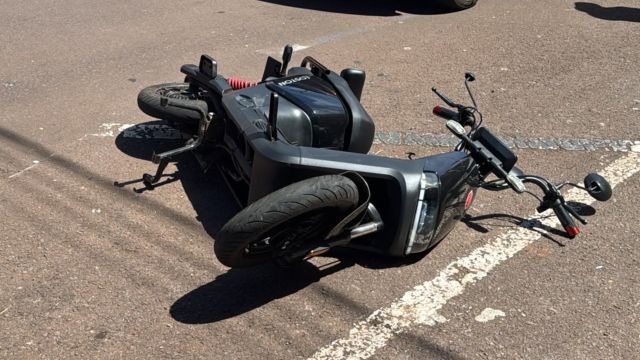 Mulher fica gravemente ferida após moto elétrica ser arrastada por carro em Cascavel