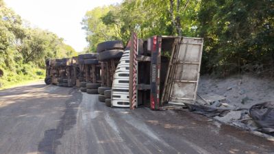 Tombamento de dois caminhões deixa pista parcialmente interditada na BR-277 em Nova Laranjeiras