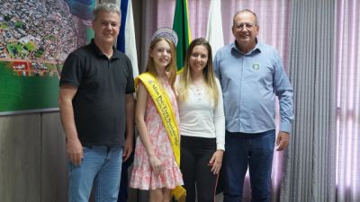 Miss Steffany Wecker visita Prefeitura de Itaipulândia após conquistar títulos nacionais e internacionais