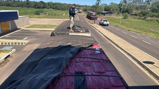 PRF apreende carreta com 600 mil maços de cigarros contrabandeados no Paraná
