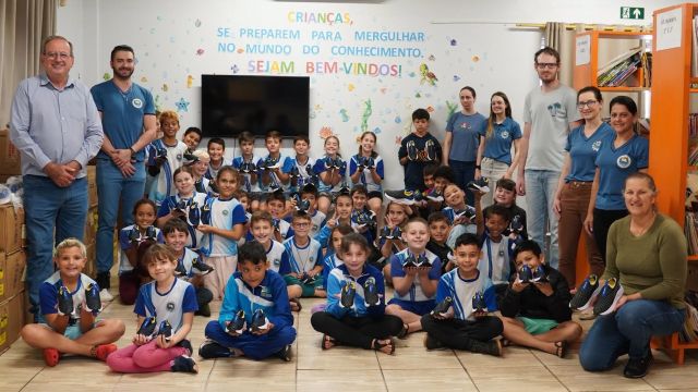 Itaipulândia entrega tênis escolares para quase 1.900 alunos da rede municipal