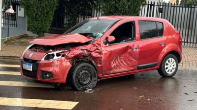 Forte colisão entre carro e caminhão deixa duas mulheres feridas em Cascavel