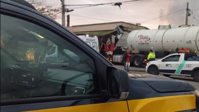 Caminhão-tanque sai da pista e bate contra objeto em acidente com morte em Paranaguá