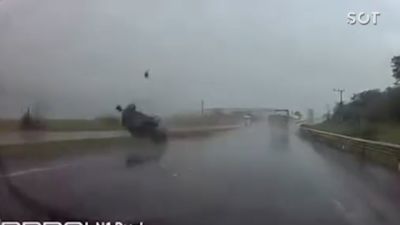 Câmera registra capotamento de Gol na BR-163 em Toledo; três pessoas ficam gravemente feridas