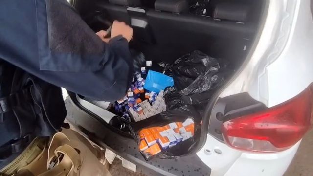 PRF apreende medicamentos estrangeiros em carro de escolta armada na BR-277, em Cascavel